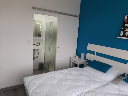 Chambre bleue et sa salle d'eau